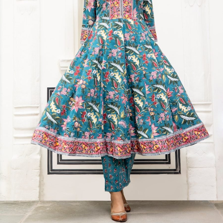 a woman wearing a dress with Sri Mariamman Temple, Singapore in the background
